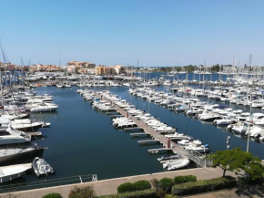 Studio cabine VUE PORT avec parking privé, piscine, parc, boulodrome